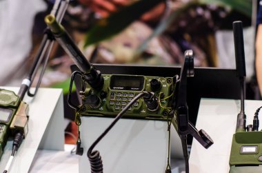 Kyiv, Ukrayna - 16 Haziran 2021: Harris Falcon III Çok bantlı Manpack Radyo