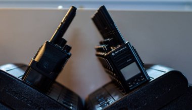 Kyiv, Ukrayna - 16 Haziran 2021: Dijital taşınabilir radyo istasyonları Motorola