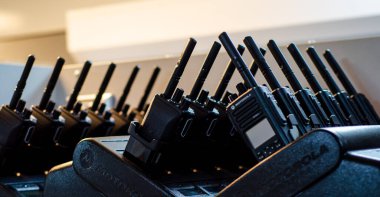 Kyiv, Ukrayna - 16 Haziran 2021: Dijital taşınabilir radyo istasyonları Motorola