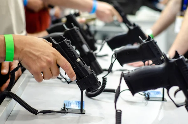 Handeldvapen Butikshyllor Pistol Till Salu Butiken — Stockfoto