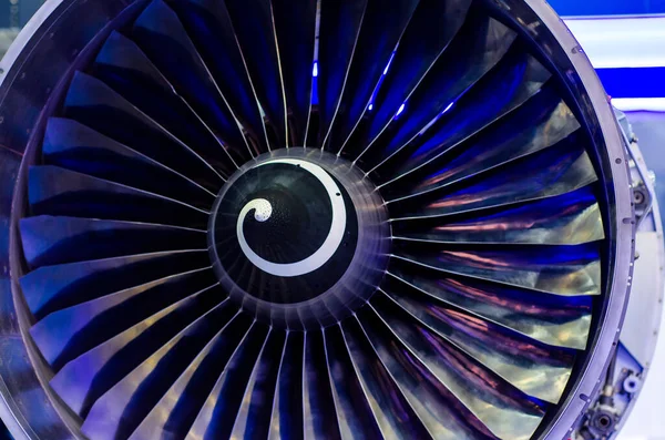 Jet motoruna yakın çekim. Motor bakımı