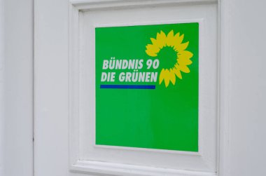 Soest, Almanya - 7 Ağustos 2021: 90Yeşiller İttifakı (Almanca: Bndnis 90Die Grnen or Grne) logosu
