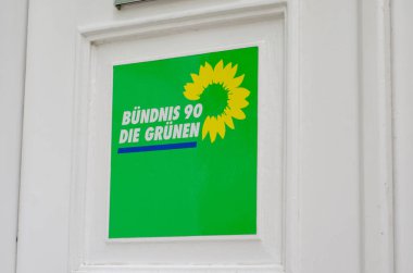 Soest, Almanya - 7 Ağustos 2021: 90Yeşiller İttifakı (Almanca: Bndnis 90Die Grnen or Grne) logosu.