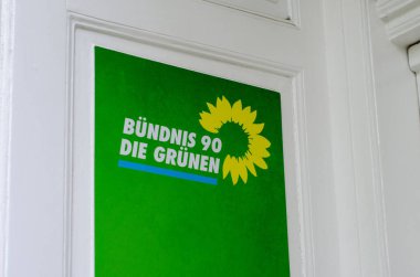 Soest, Almanya - 7 Ağustos 2021: 90Yeşiller İttifakı (Almanca: Bndnis 90Die Grnen or Grne) logosu.