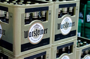 Soest, Almanya - 7 Ağustos 2021: Bira kasalarında Warsteiner Birası