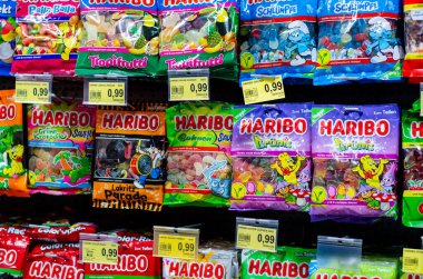 Soest, Almanya - 7 Ağustos 2021: Süpermarkette Haribo Şekerleri