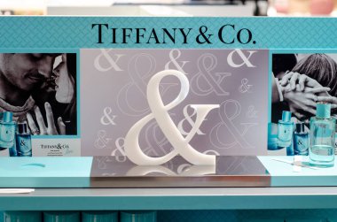 Kyiv, Ukrayna - 06 Ağustos 2021: Tiffany & Co. Parfüm mağazada satılık.