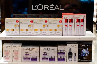 Kyiv, Ukrayna - 06 Ağustos 2021: Loreal kozmetik ürünleri dükkanda satılıyor.