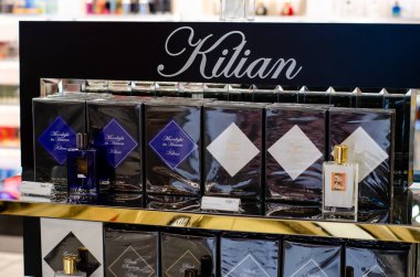 Kyiv, Ukrayna - 06 Ağustos 2021: KILIAN parfümü dükkanda satılık.