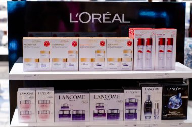 Kyiv, Ukrayna - 06 Ağustos 2021: Loreal kozmetik ürünleri dükkanda satılıyor.