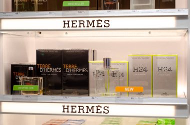 Kyiv, Ukrayna - 06 Ağustos 2021: Dükkanda satılık Hermes parfümü.