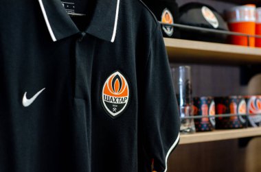 Kyiv, Ukrayna - 06 Ağustos 2021: Shakhtar Donetsk tişörtü eğlence dükkanında satılık