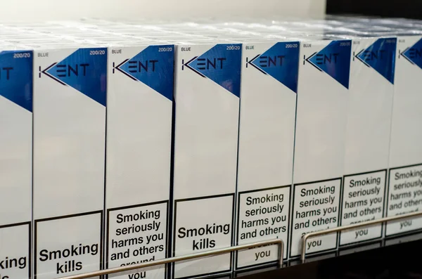 2021年8月6日 乌克兰基辅 一盒Kent香烟 — 图库照片