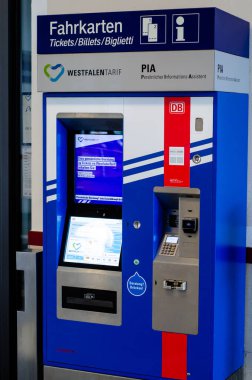 Soest, Almanya - 08 Ağustos 2021: Almanya 'da tren istasyonu bileti