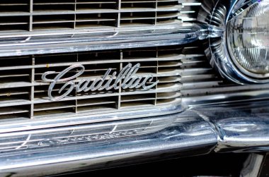 Soest, Almanya - 08 Ağustos 2021: Izgaradaki Cadillac yazıtları