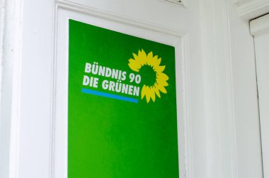 Soest, Almanya - 08 Ağustos 2021: 90Yeşiller İttifakı (Almanca: Bndnis 90Die Grnen or Grne) logosu