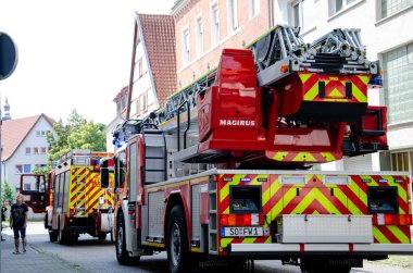 Soest, Almanya - 11 Ağustos 2021: İtfaiye servis kamyonu (Feuerwehr).