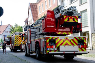 Soest, Almanya - 11 Ağustos 2021: İtfaiye servis kamyonu (Feuerwehr).