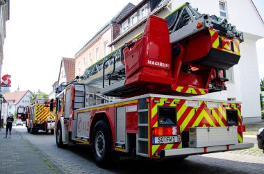 Soest, Almanya - 11 Ağustos 2021: İtfaiye servis kamyonu (Feuerwehr).