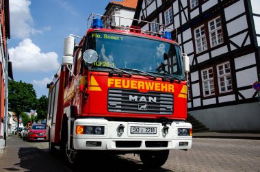 Soest, Almanya - 11 Ağustos 2021: İtfaiye servis kamyonu (Feuerwehr).
