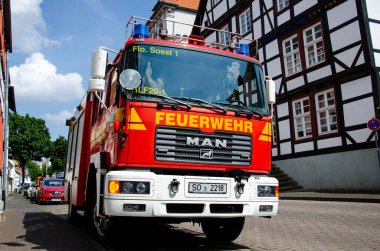 Soest, Almanya - 11 Ağustos 2021: İtfaiye servis kamyonu (Feuerwehr).