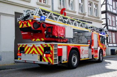 Soest, Almanya - 11 Ağustos 2021: İtfaiye servis kamyonu (Feuerwehr).