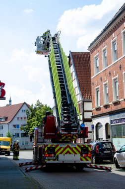 Soest, Almanya - 11 Ağustos 2021: İtfaiye servis kamyonu (Feuerwehr).