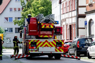 Soest, Almanya - 11 Ağustos 2021: İtfaiye servis kamyonu (Feuerwehr).
