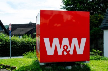 Warstein, Almanya - 15 Ağustos 2021: Wstenrot ve Wrttembergische tabelası. Wstenrot and Wrttembergische, Alman finans servisi.