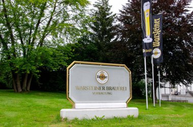 Warstein, Almanya - 15 Ağustos 2021: Warsteiner Bira Fabrikasının yönetim merkezinin giriş işareti