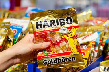 Soest, Almanya - 14 Ağustos 2021: Bir paket Haribo Bears şekeri almak.