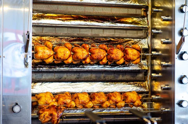 Pečená Kuřata Rožni Grilovaná Nad Ohněm — Stock fotografie