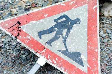 Kırık yol tabelası 