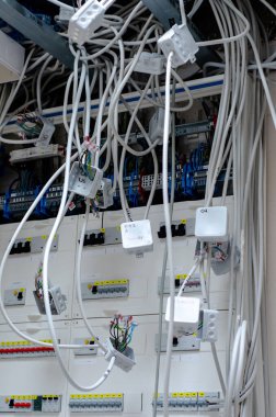 Elektrik tesisatı işi. Kablolar santrale bağlanıyor