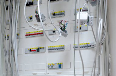Elektrik tesisatı işi. Kablolar santrale bağlanıyor