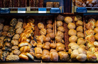 Mağaza rafındaki taze çörek