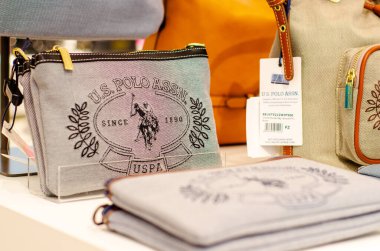 Soest, Almanya - 20 Ağustos 2021 ABD Polo Assn. Dükkandaki aksesuarlar..