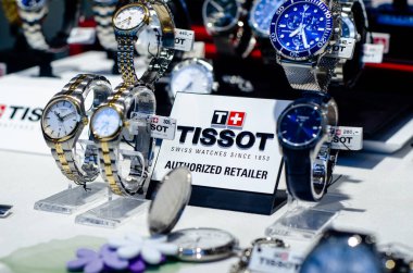 Bad Sassendorf, Almanya - 22 Ağustos 2021: Tissot mağaza vitrininde nöbet tutuyor.