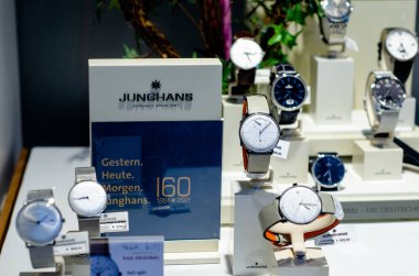 Bad Sassendorf, Almanya - 22 Ağustos 2021: Junghans mağaza vitrininde nöbet tutuyor.