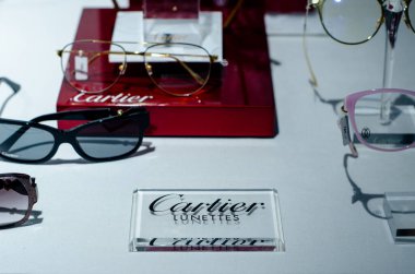 Bad Sassendorf, Almanya - 22 Ağustos 2021: Mağaza vitrininde Cartier gözlükleri.