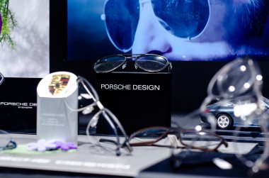 Bad Sassendorf, Almanya - 22 Ağustos 2021: Vitrinde Porsche Design gözlükleri.