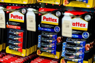 Soest, Almanya - 23 Ağustos 2021: Dükkanda satılık pattex yapıştırıcısı