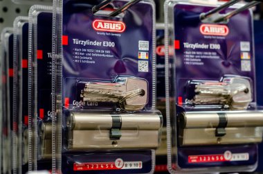 Soest, Almanya - 23 Ağustos 2021: Abus silindiri satılık.