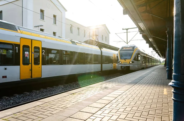 Soest, Almanya - 23 Ağustos 2021: Eurobahn treni FLIRT 1 tren istasyonunda.