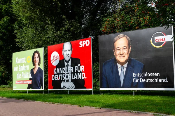 Soest, Almanya - 12 Eylül 2021: Alman siyasi partilerinin seçim kampanyası posterleri