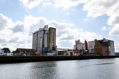 Husum, Almanya - 30 Ağustos 2021: Husum Limanı boyunca işletmeler