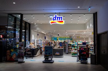 Husum, Almanya - 30 Ağustos 2021: DM-drogerie markt, merkezi Almanya 'nın Karlsruhe kentinde bulunan bir perakende mağaza zinciri.