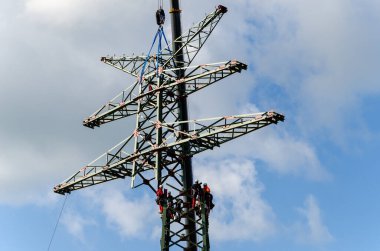 Schuby, Almanya - 30 Ağustos 2021: Yüksek Voltaj Kulesi Kurulumu.