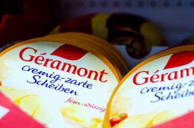 Schuby, Almanya - 30 Ağustos 2021: Geramont dilimlenmiş peynir. Geramont cremig-zarte Scheiben