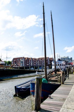 Husum, Almanya - 30 Ağustos 2021: Husum Limanı (Husumer Hafen).